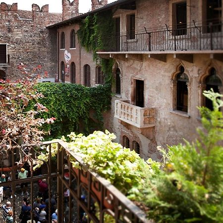 Relais Balcone Di Giulietta Hotel Verona Kültér fotó The courtyard of the Palazzo del Vicario