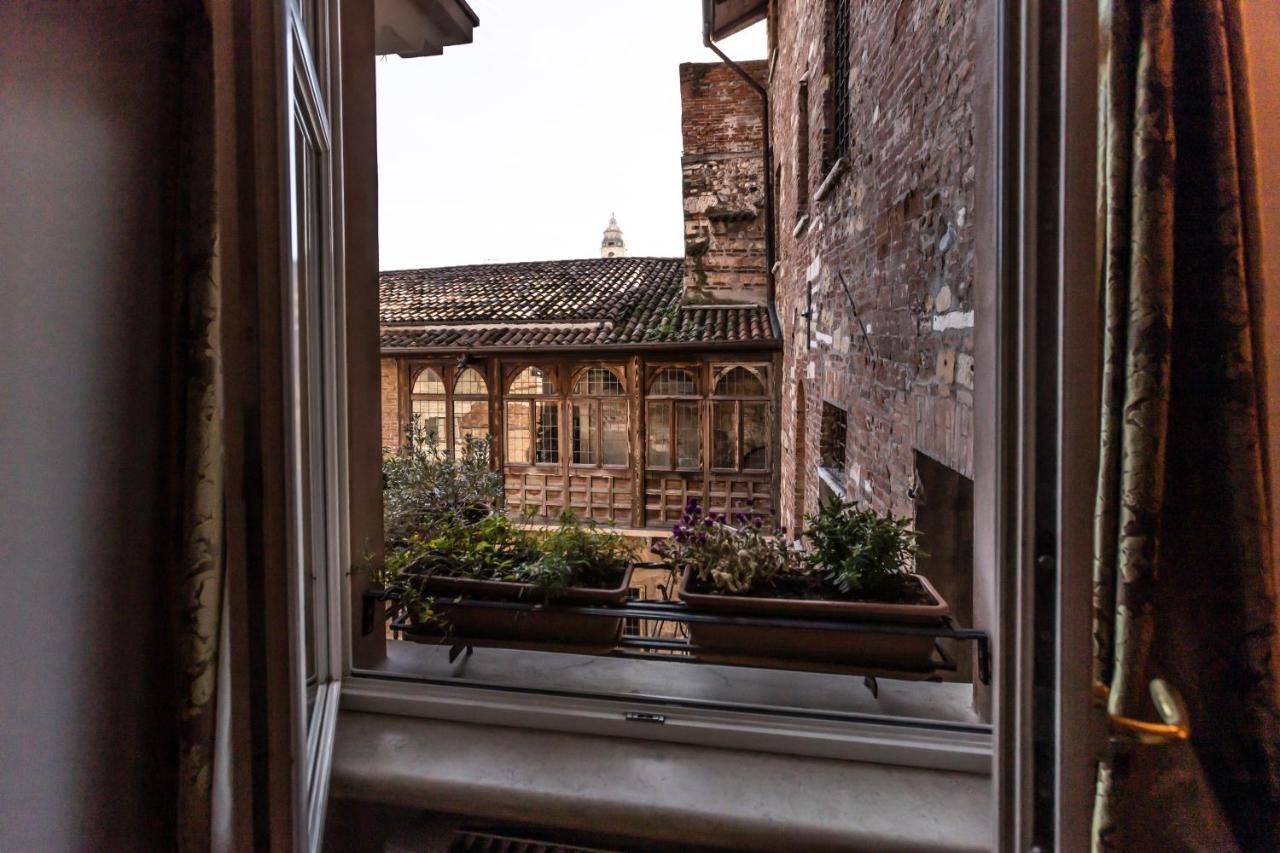 Relais Balcone Di Giulietta Hotel Verona Kültér fotó The view from the window of the room where the body of the murdered monk was discovered