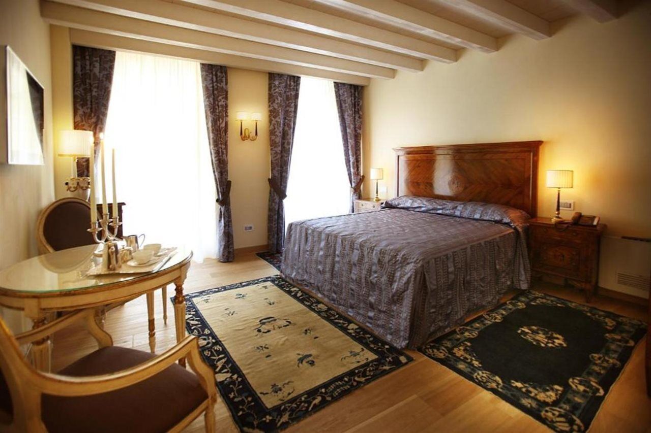 Relais Balcone Di Giulietta Hotel Verona Kültér fotó A room at the hotel